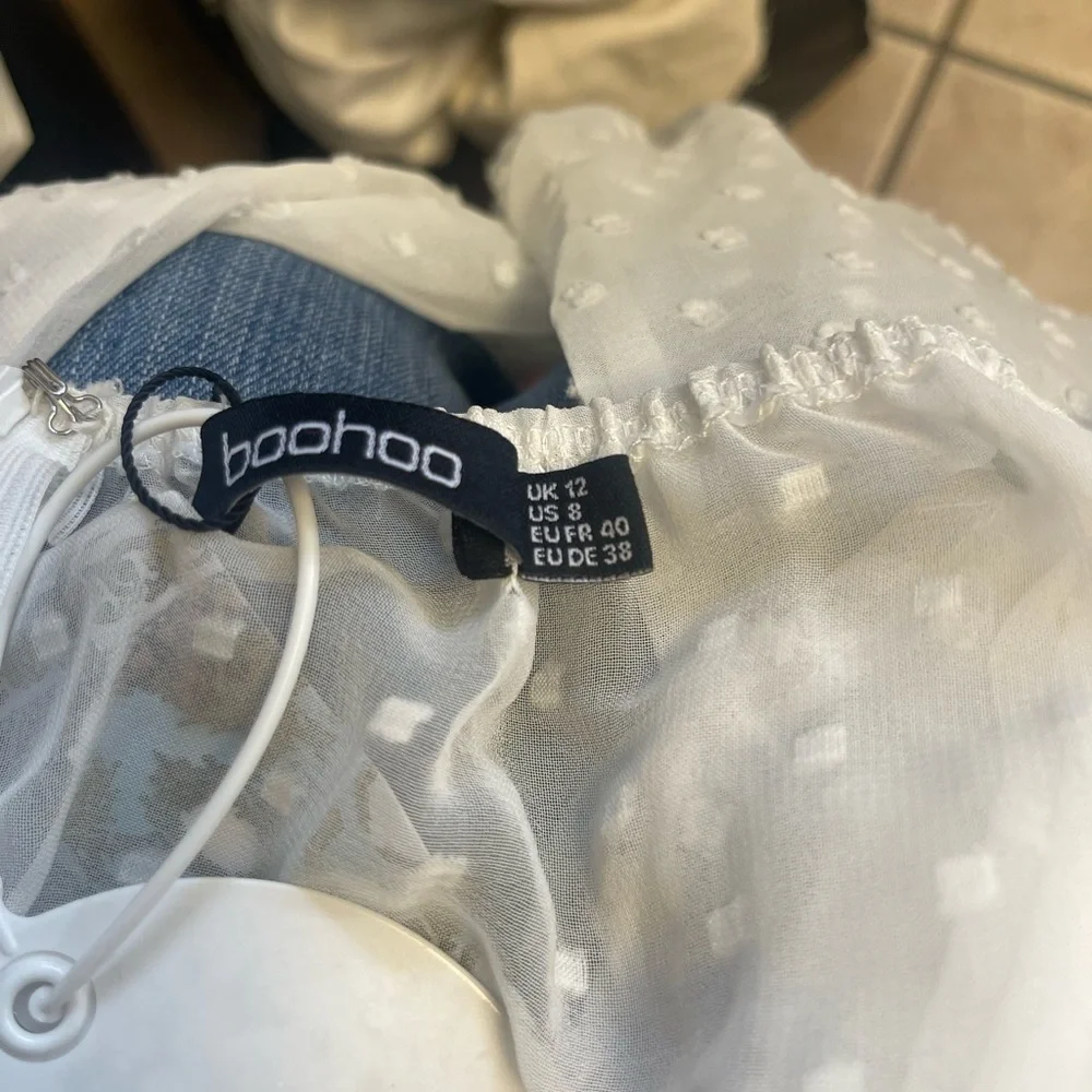 Boohoo Dobby Spot Off Shoulder Long Sleeve Crop Top NWT - Picture 10 of 10